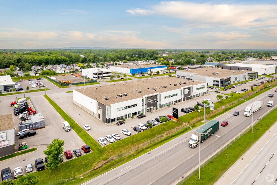 More Photos Of 2724-2738 Rue Étienne-Lenoir, Laval Warehouse For Lease
