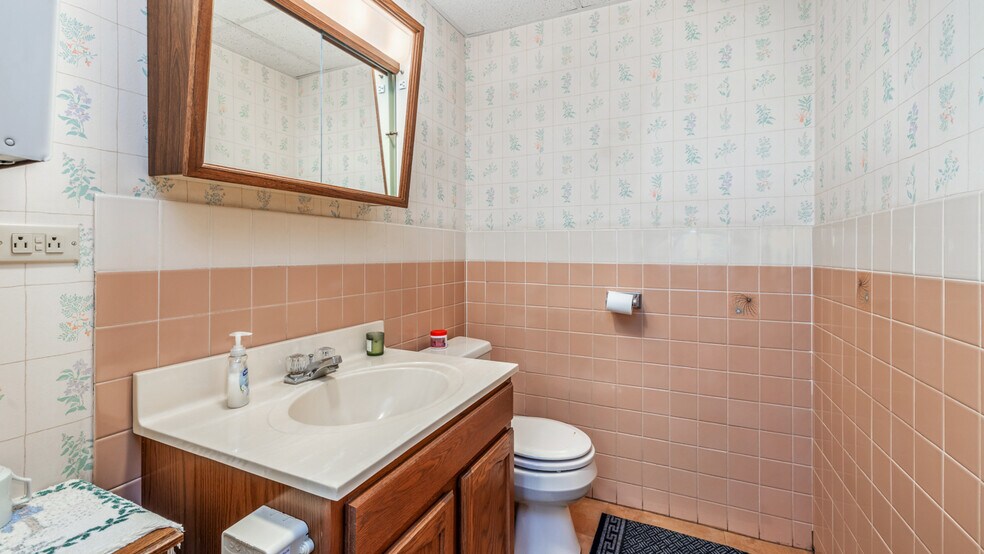 More Photos Of 1333 Jackson St, Iron Mountain Industrial For Sale