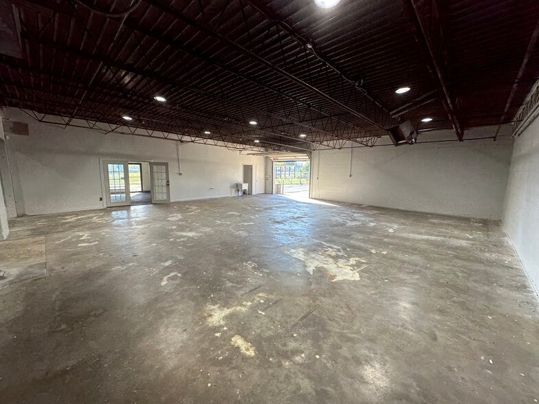 More Photos Of 4651 N 20th St, Ozark Warehouse For Lease