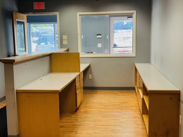 More Photos Of 160 S Turnpike Rd, Wallingford Light Distribution For Lease