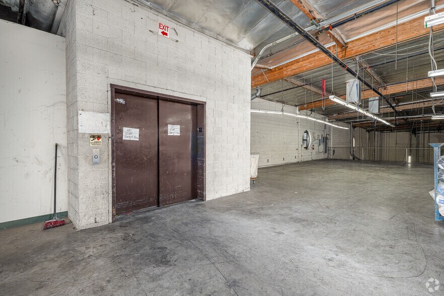More Photos Of 5801 S Alameda St, Los Angeles Manufacturing For Sale
