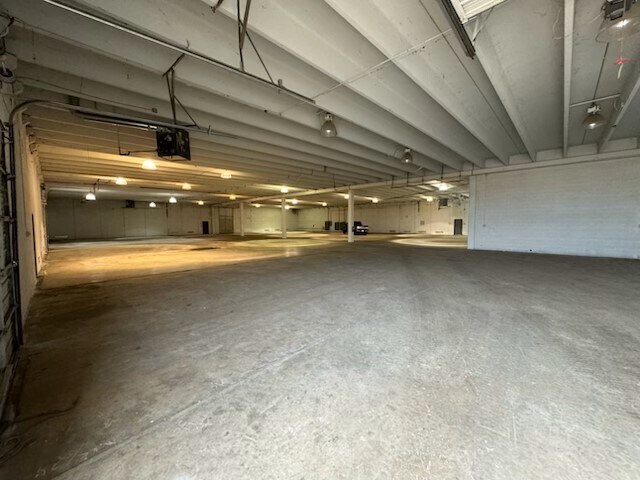 More Photos Of 1103 E Maguire Rd, Noble Light Manufacturing For Sale