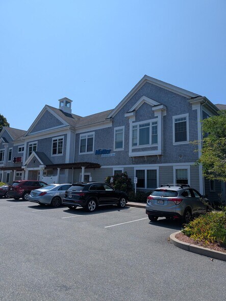 More Photos Of 1471 Iyannough Rd, Hyannis Office For Lease
