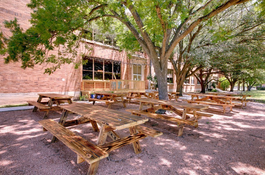 More Photos Of 410 W 7th St, Taylor Research And Development For Lease