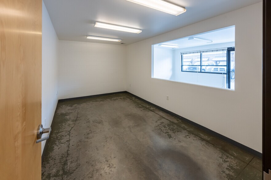 More Photos Of 736 SW Umatilla Ave, Redmond Warehouse For Lease
