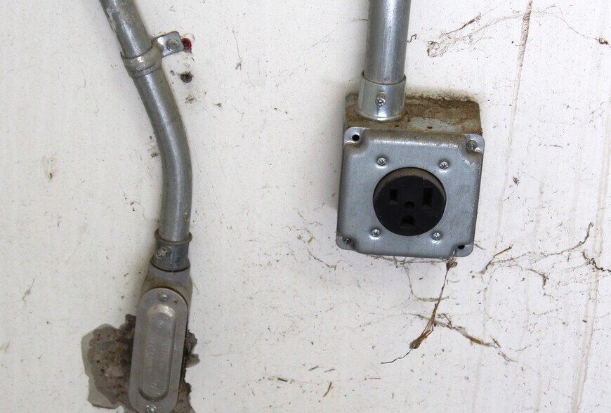 More Photos Of 1808 Barnett Dr, Weatherford Warehouse For Lease