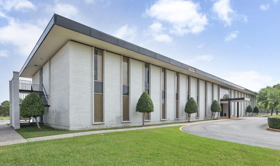 More Photos Of 16903 Buccaneer Ln, Houston Coworking Space