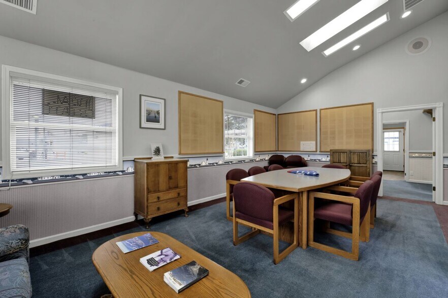 More Photos Of 1875 Highway 101, Florence Office For Sale