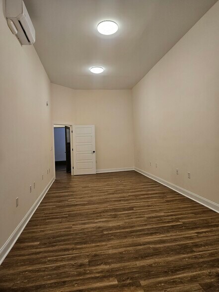 More Photos Of 104-106 W Main St, Wallace Storefront Retail Office For Lease