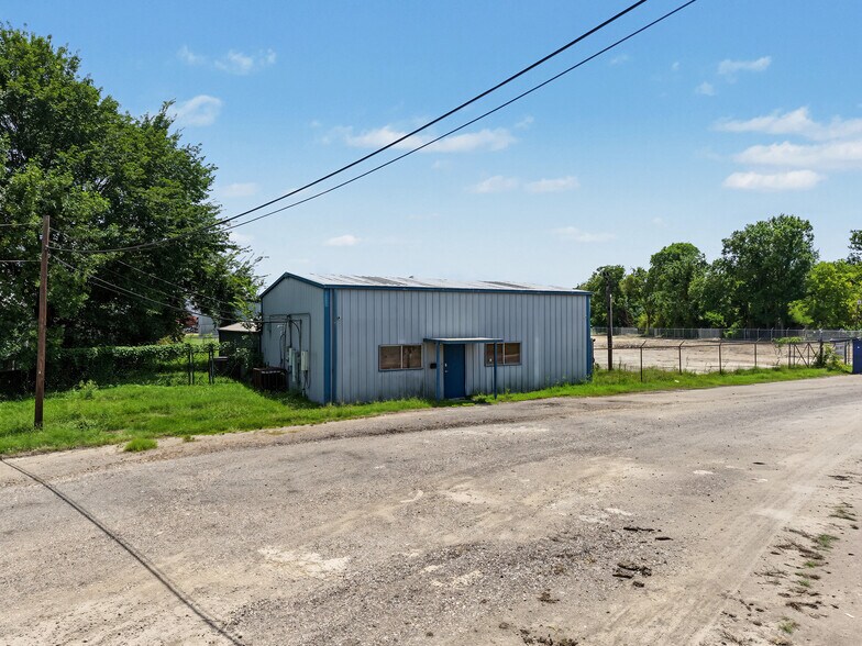 More Photos Of 17928 Beaumont Hwy, Houston Warehouse For Lease