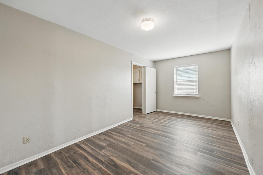 More Photos Of 300 Paul Wilson Rd, Wylie Showroom For Lease