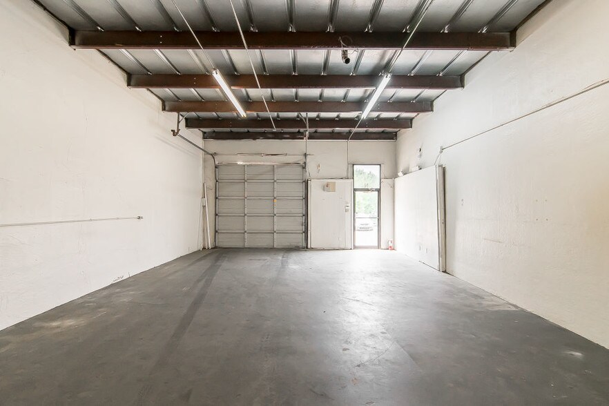 More Photos Of 180 Industrial Blvd, McKinney Distribution For Lease