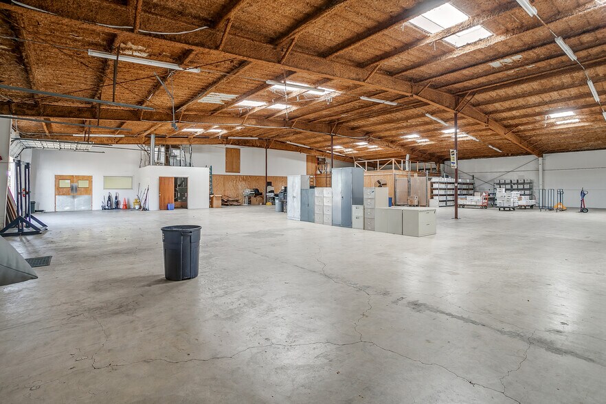 More Photos Of 1841 W Division St, Arlington Warehouse For Sale
