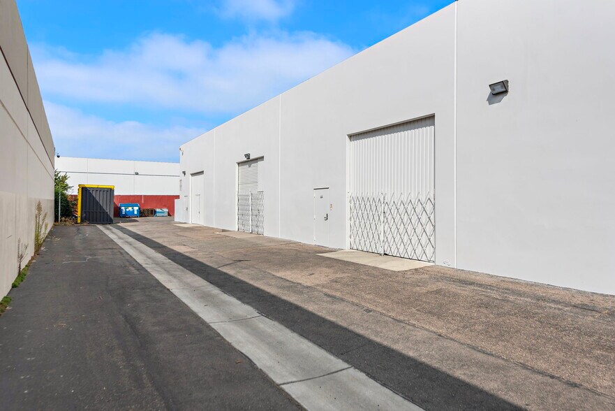 More Photos Of 3940-3946 W Segerstrom Ave, Santa Ana Warehouse For Lease