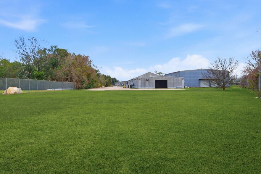 More Photos Of 13025 Fadeway ln, Houston Industrial For Lease