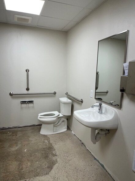 More Photos Of 49 S Madison Ave, Sturgeon Bay Storefront Retail Office For Lease