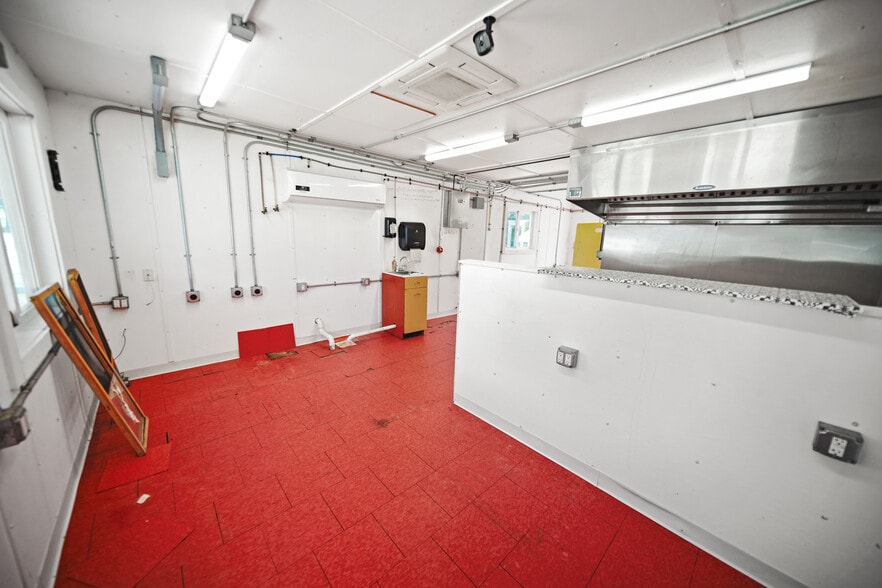 More Photos Of 503 Main st, New Sharon General Retail For Sale