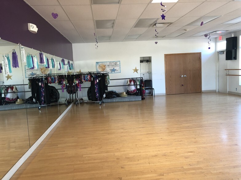 More Photos Of 608 E Veterans Pky, Yorkville Medical For Lease