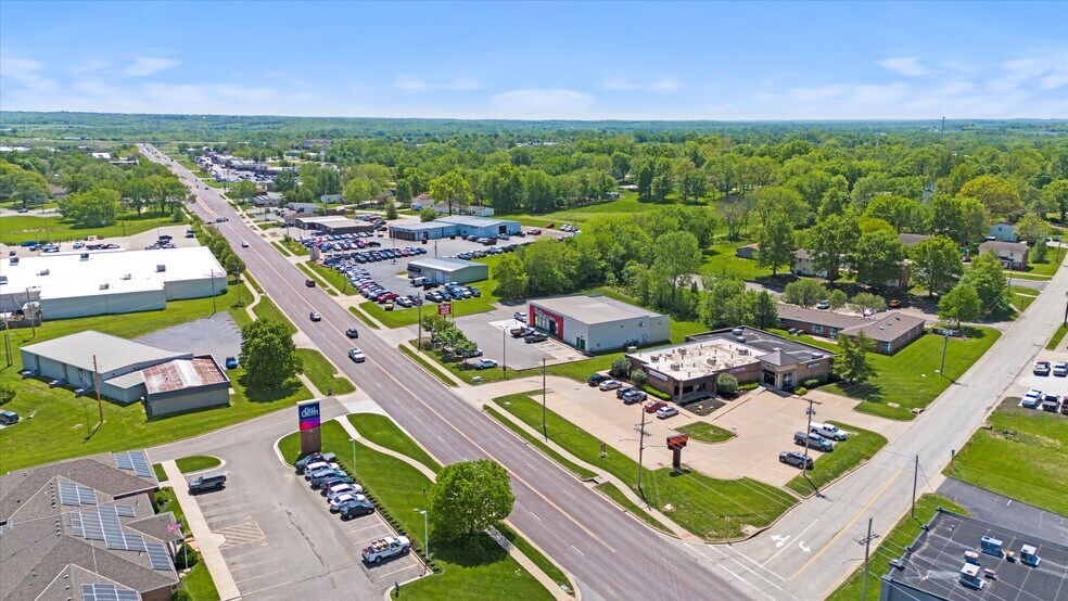 More Photos Of 705 Baptiste Dr, Paola Medical For Lease