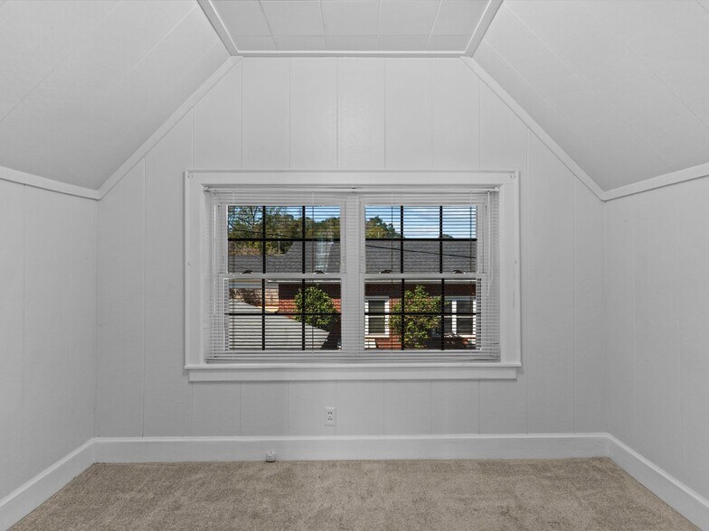 More Photos Of 302 W College St, Enterprise Flex For Sale