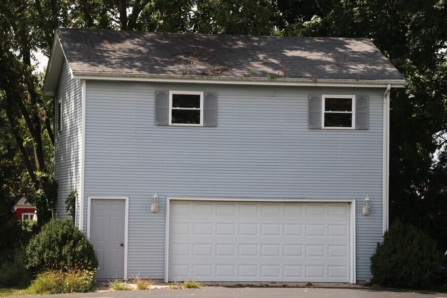 More Photos Of 108 N Walkup Ave, Crystal Lake Office For Sale