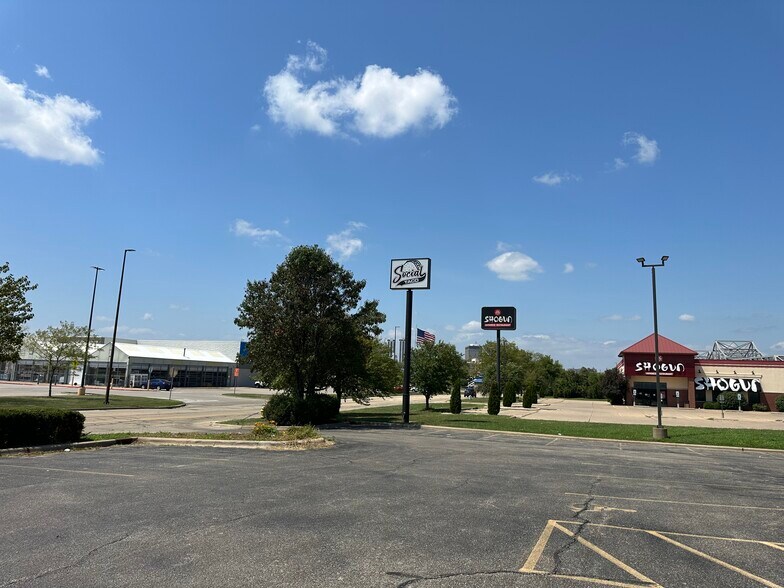 More Photos Of 900 Riverside Dr, East Peoria Restaurant For Sale