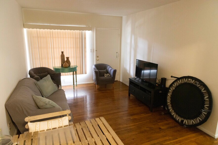 More Photos Of 2569 N Lincoln St, Burbank Multifamily For Sale