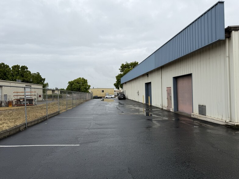 More Photos Of 536 Hi Tech Pky, Oakdale Warehouse For Lease