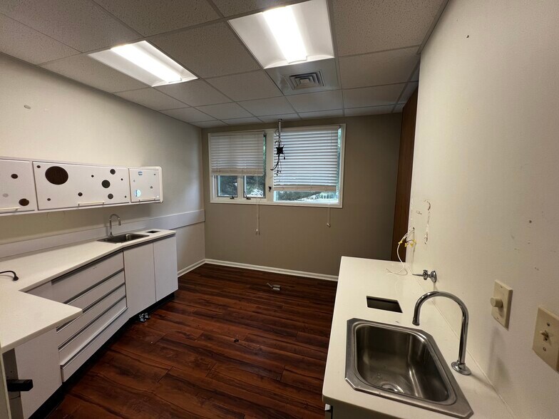 More Photos Of 1000 Ohio Pike, Cincinnati Office For Lease