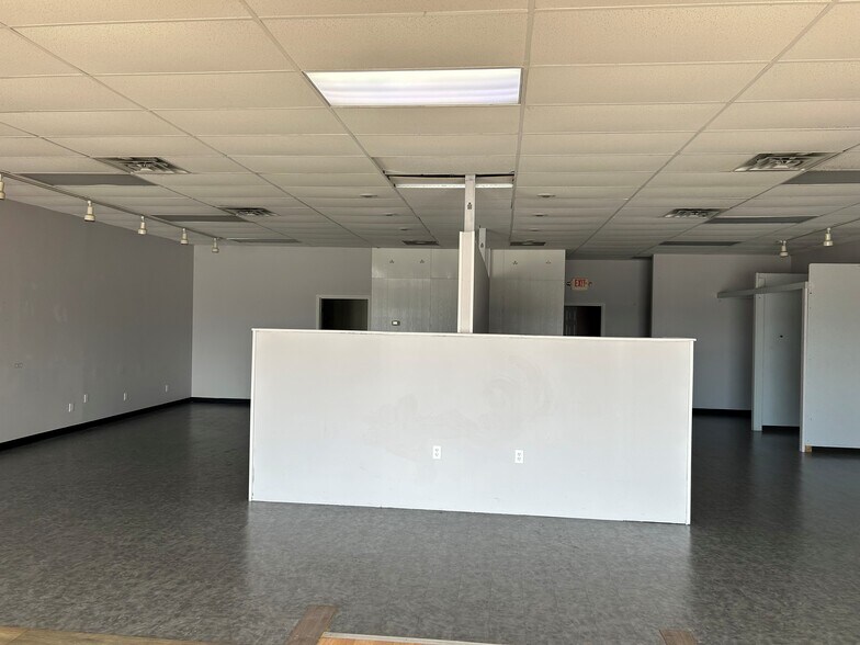 More Photos Of 640 River Ridge Plz, Brandenburg Unknown For Lease