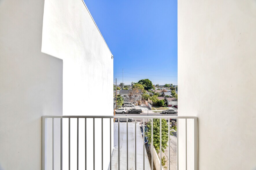 More Photos Of 10905 Dalerose Ave, Inglewood Multifamily For Sale