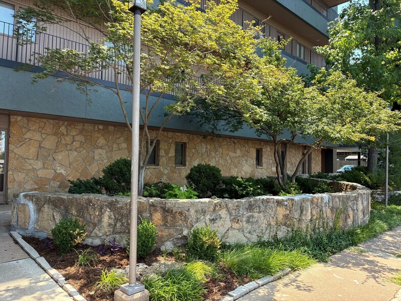 More Photos Of 2801 Parklawn Dr, Midwest City Medical For Lease