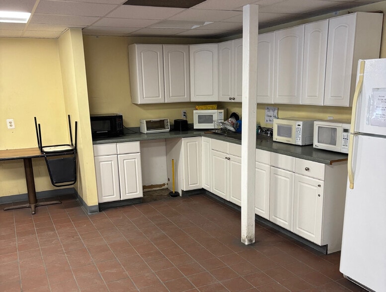More Photos Of 129 Industrial Ln, Torrington Manufacturing For Sale