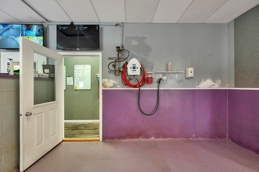More Photos Of 1279 E Mason St, Green Bay Storefront For Sale