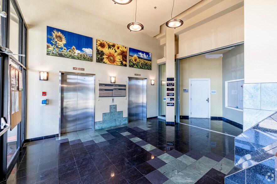 More Photos Of 170 Boul Taschereau, La Prairie Storefront Retail Office For Lease