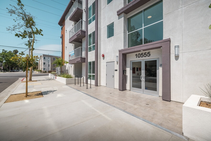 More Photos Of 10555 Bloomfield St, Toluca Lake Apartments For Sale