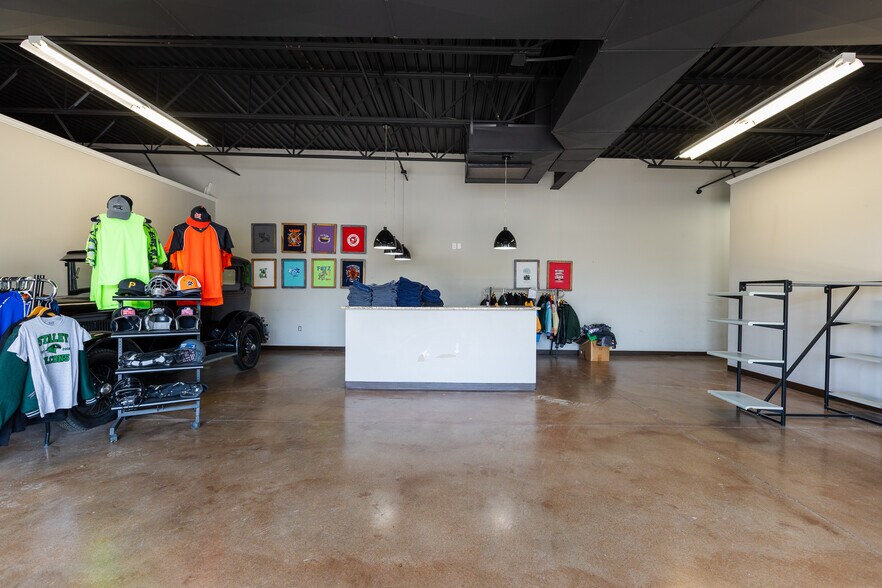 More Photos Of 8445 N Main St, Kansas City Freestanding For Lease