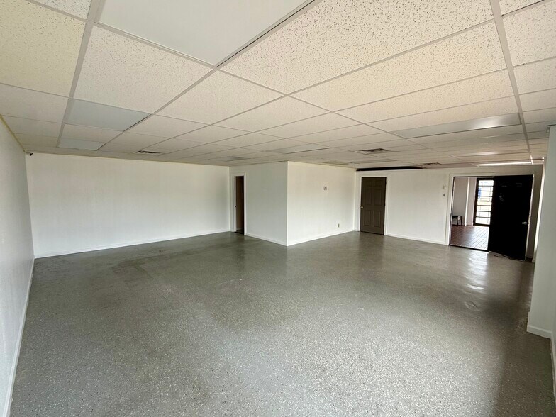 More Photos Of 1085 5th, Silsbee Restaurant For Lease