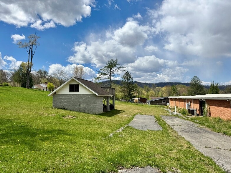 More Photos Of 868 State Route 3 and 12, Hinton Flex For Sale