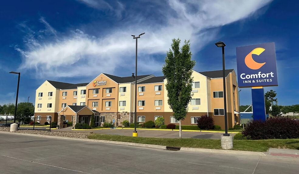 More Photos Of 214 W 9th St, Coralville Hotel For Sale