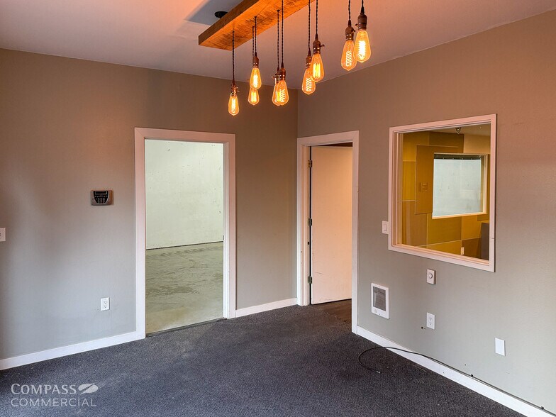 More Photos Of 2525 NE Twin Knolls Dr, Bend Light Manufacturing For Lease