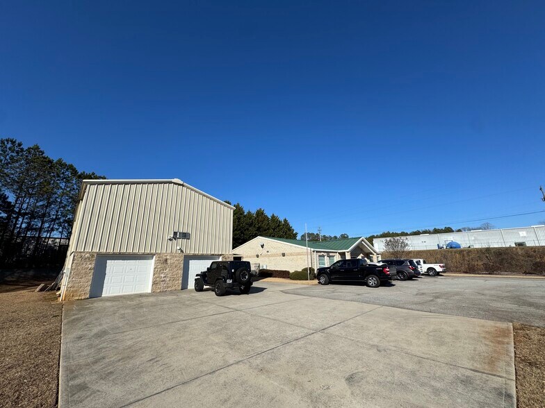 More Photos Of 442 Cadillac Pky, Dallas Flex For Lease