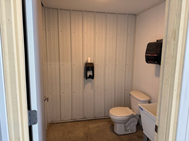 More Photos Of 1203 Badger St, Yorkville Warehouse For Lease