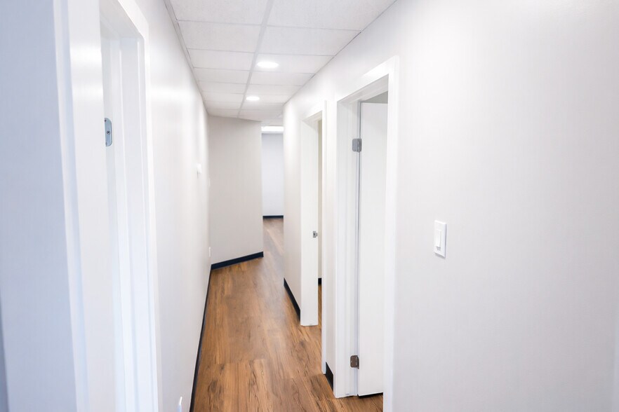 More Photos Of 11720 Warfield St, San Antonio Light Manufacturing For Lease