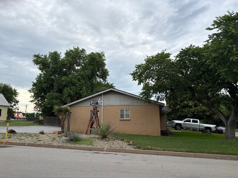 More Photos Of 201 Cottonwood St, Weatherford Freestanding For Sale