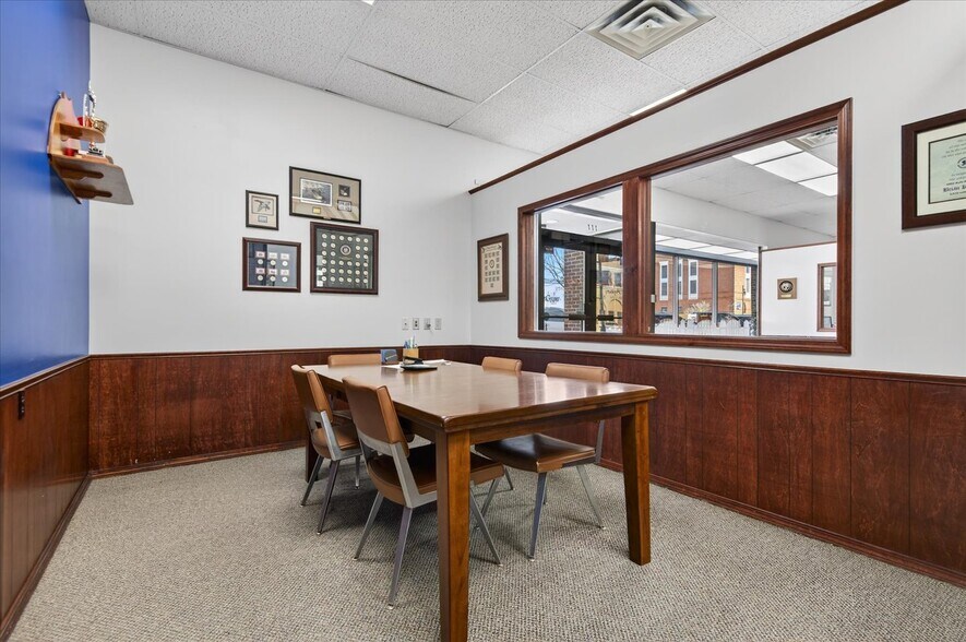 More Photos Of 111 SE Frank Phillips Blvd, Bartlesville Office For Sale