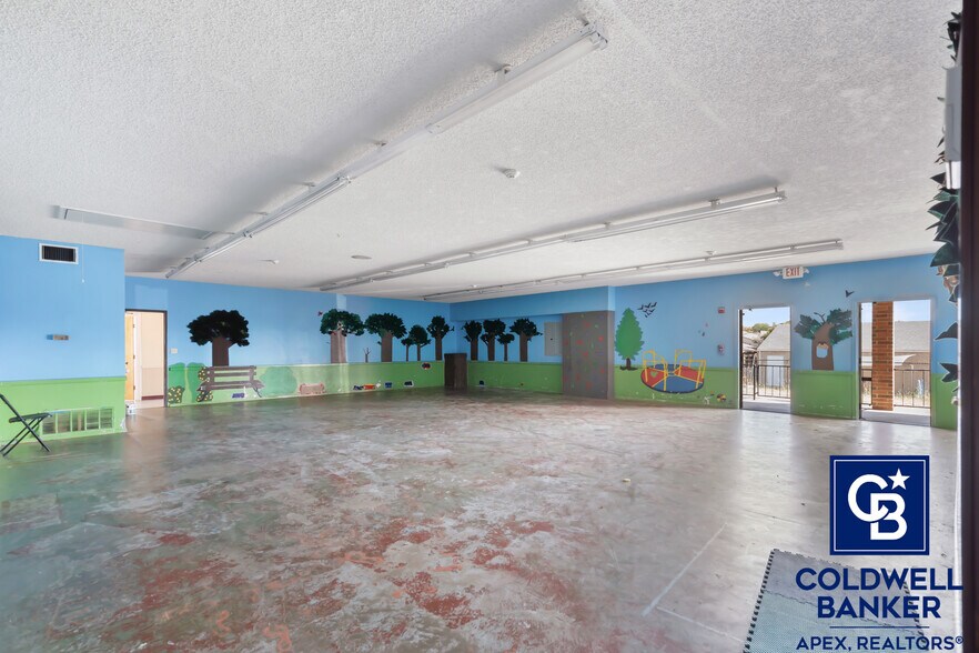 More Photos Of 302 Lincoln Park Dr, Cleburne Medical For Sale