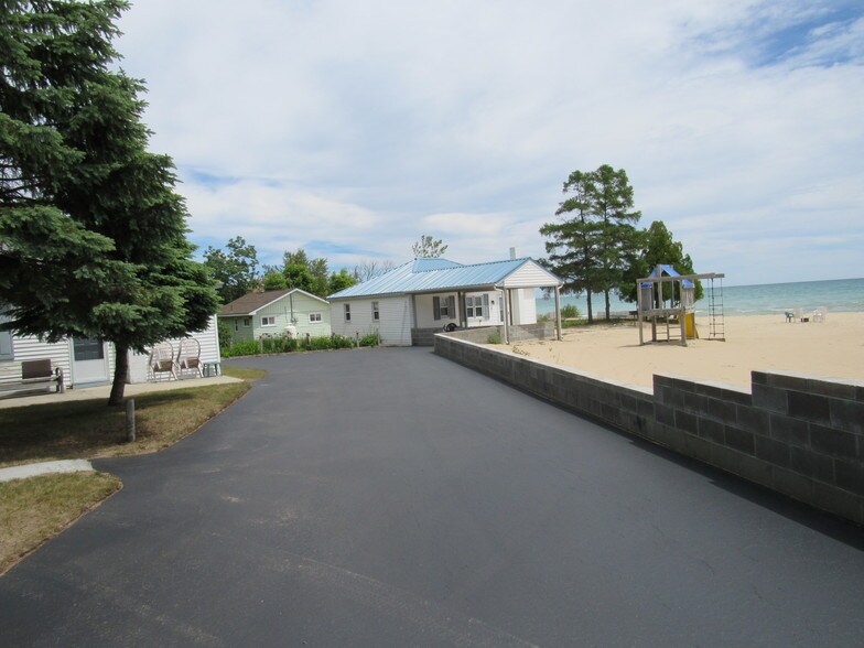 More Photos Of 4497 S US Highway 23, Greenbush Hotel For Sale