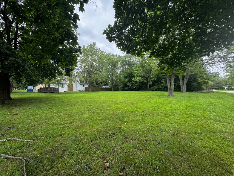 More Photos Of 36911 N Green Bay Rd, Waukegan Office For Sale