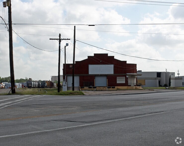 More Photos Of 3229 Navigation Blvd, Houston Warehouse For Sale